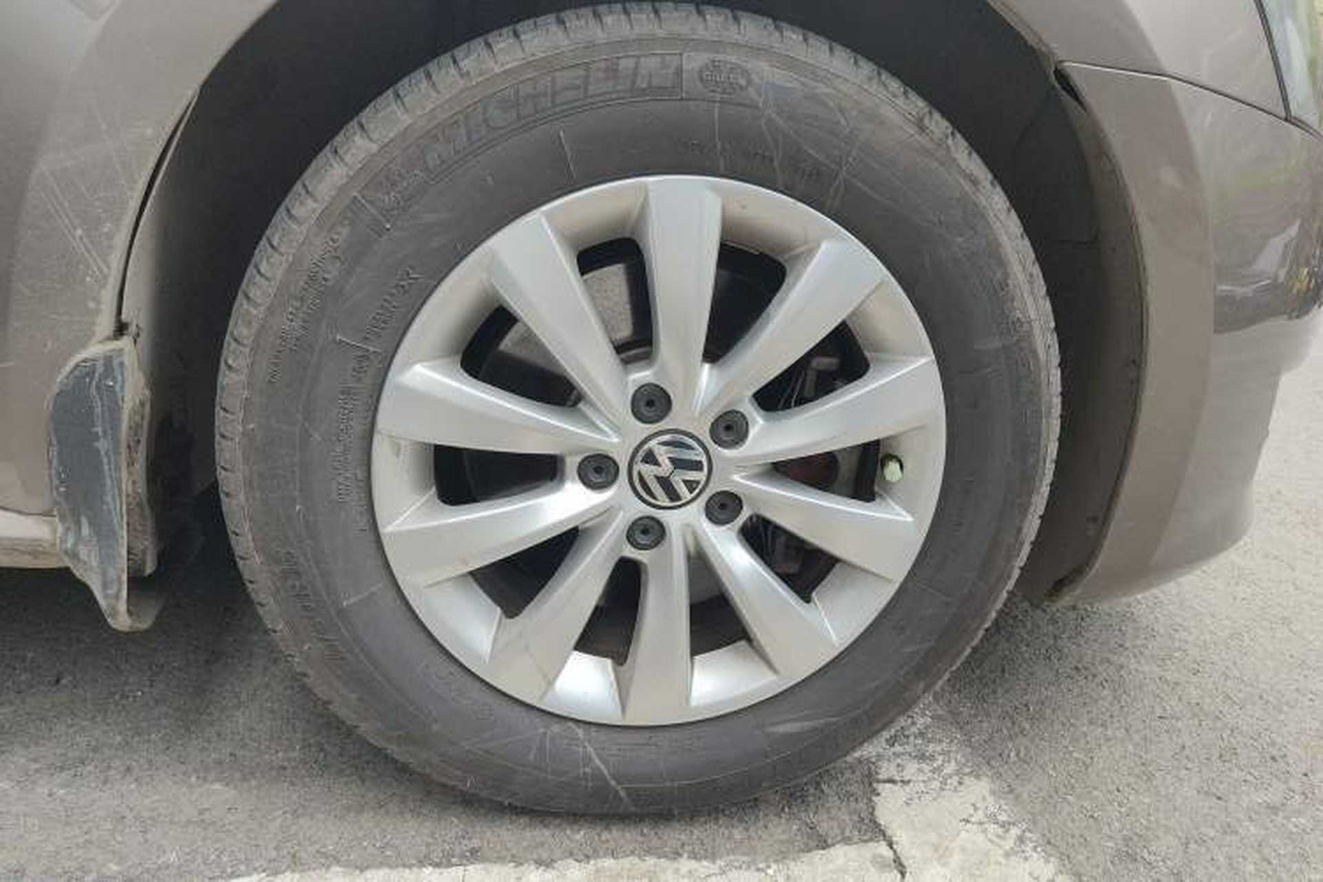 Used Volkswagen Passat 2013 1.8TSI DSG Prestige Edition Right Front Wheel Hub