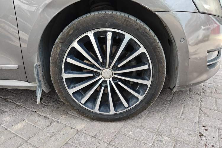 Used Volkswagen Passat 2013 1.8TSI DSG Ultimate Edition Right Front Wheel Hub