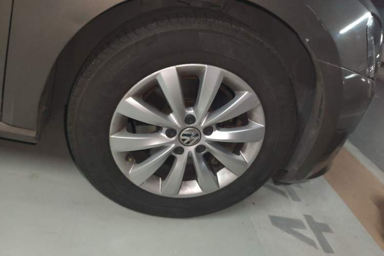Used Volkswagen Passat 2013 1.8TSI DSG Prestige Edition Right Front Wheel Hub