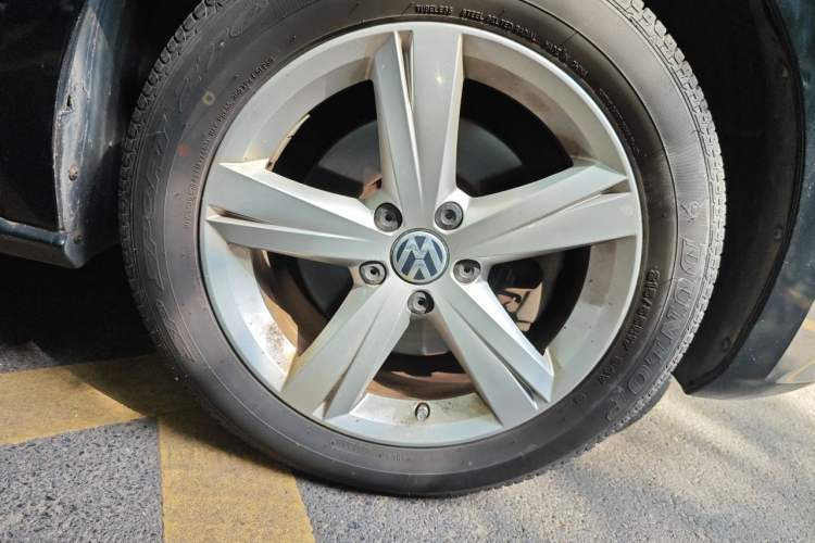 Used Volkswagen Passat 2013 1.8TSI DSG Prestige Edition Right Front Wheel Hub
