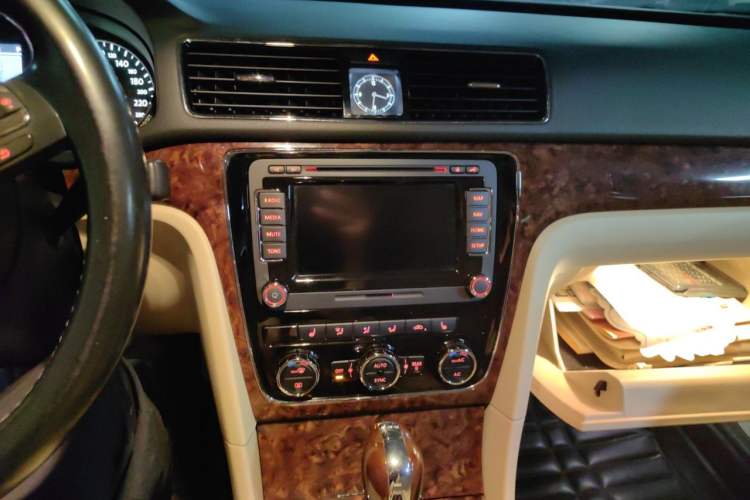 Used Volkswagen Passat 2013 2.0 TSI DSG Prestige Edition Audio And AC Panel