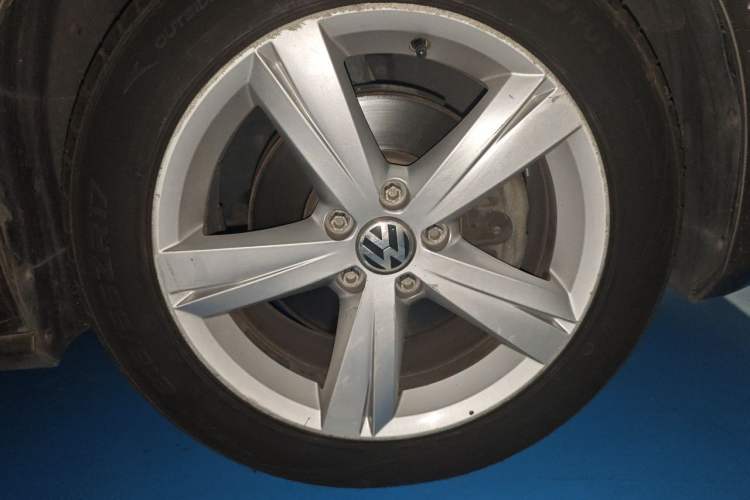 Used Volkswagen Passat 2013 1.8TSI DSG Prestige Edition Right Front Wheel Hub