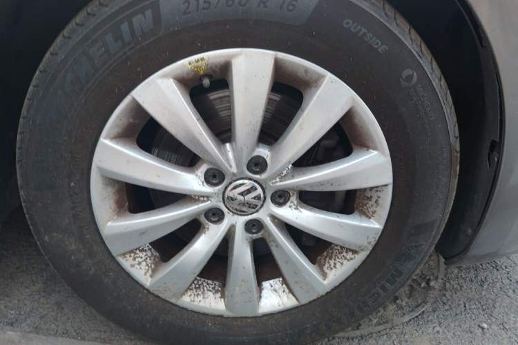 Used Volkswagen Passat 2013 1.8TSI DSG Prestige Edition Right Front Wheel Hub