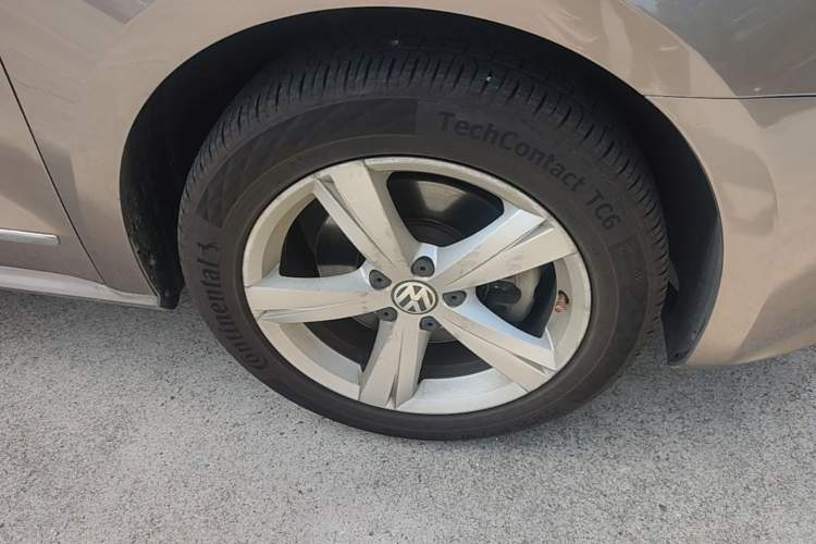 Used Volkswagen Passat 2013 1.8TSI DSG Prestige Edition Right Front Wheel Hub