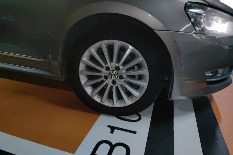 Used Volkswagen Passat 2013 2.0 TSI DSG Prestige Edition Right Front Wheel Hub