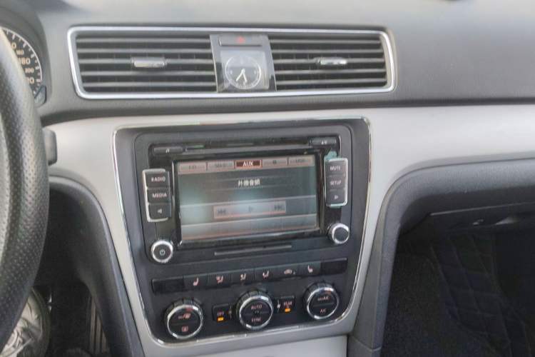 Used Volkswagen Passat 2013 1.8TSI DSG Prestige Edition Audio And AC Panel