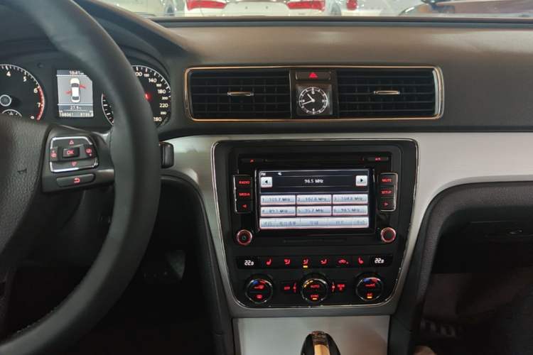 Used Volkswagen Passat 2013 1.8TSI DSG Prestige Edition Audio And AC Panel
