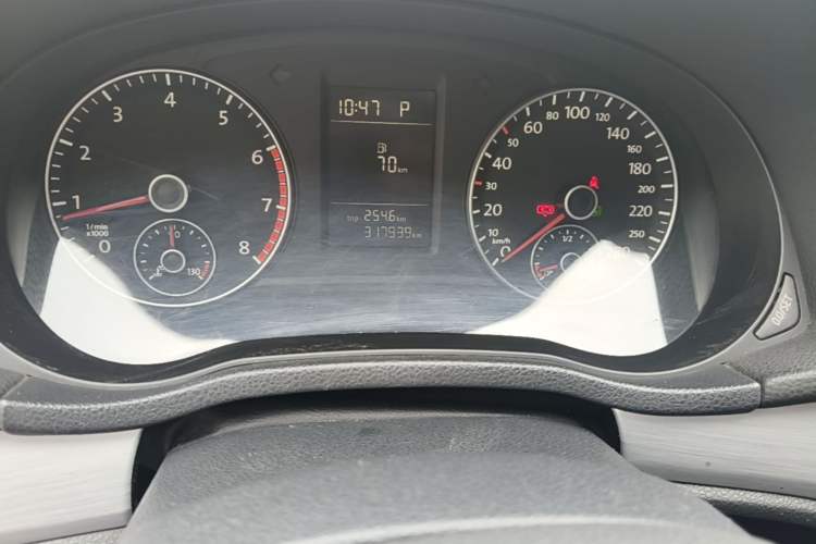 Used Volkswagen Passat 2013 1.8TSI DSG Prestige Edition Odometer Close Up