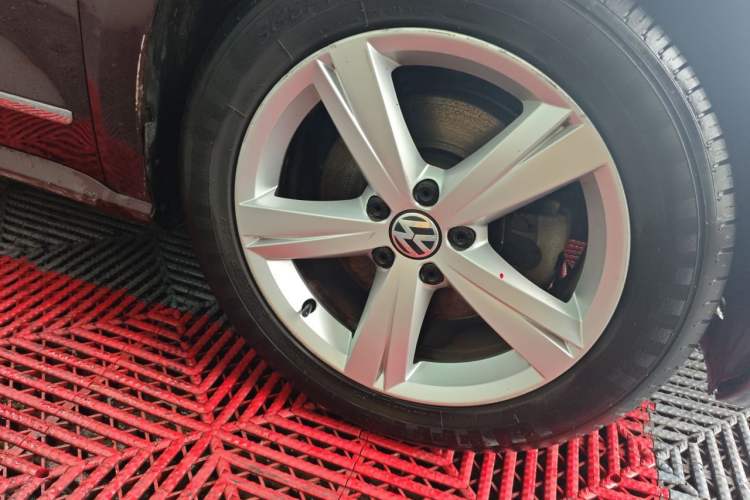 Used Volkswagen Passat 2013 1.8TSI DSG Prestige Edition Right Front Wheel Hub