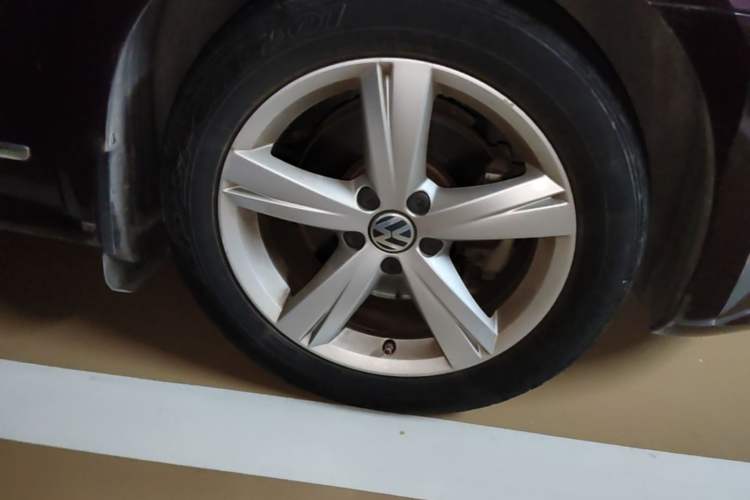 Used Volkswagen Passat 2013 1.8TSI DSG Prestige Edition Right Front Wheel Hub