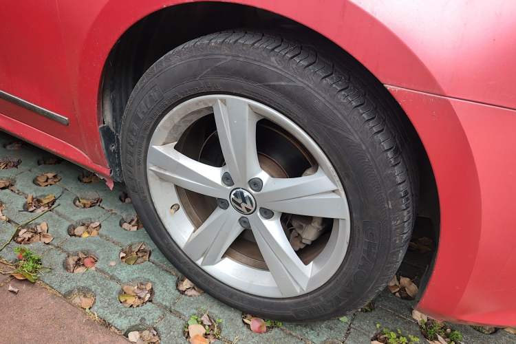 Used Volkswagen Passat 2013 1.8TSI DSG Prestige Edition Right Front Wheel Hub