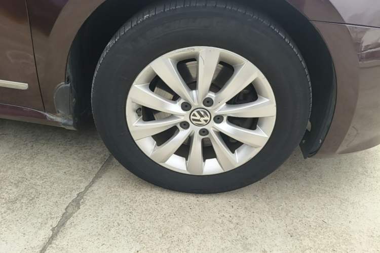 Used Volkswagen Passat 2013 1.8TSI DSG Prestige Edition Right Front Wheel Hub