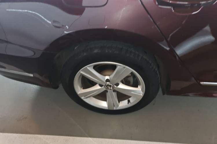 Used Volkswagen Passat 2013 1.8TSI DSG Prestige Edition Right Rear Wheel Hub