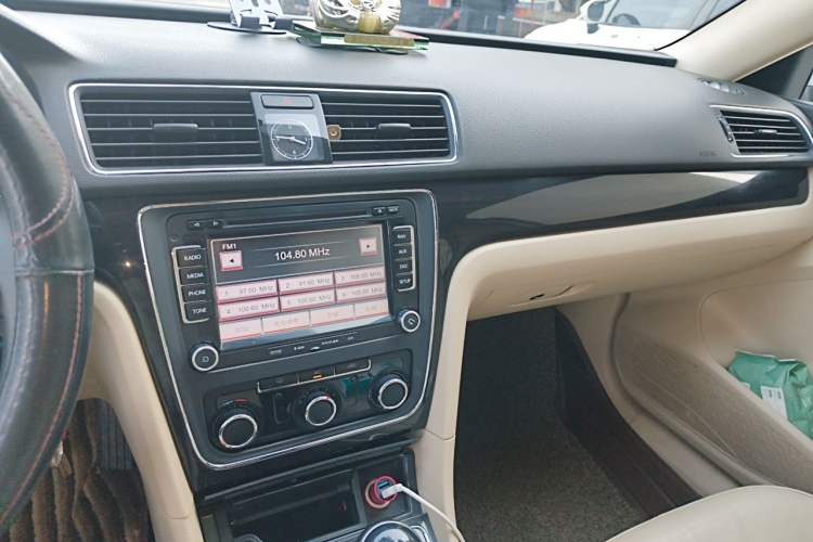 Used Volkswagen Passat 2013 1.4TSI Manual Luxury Edition Audio And AC Panel
