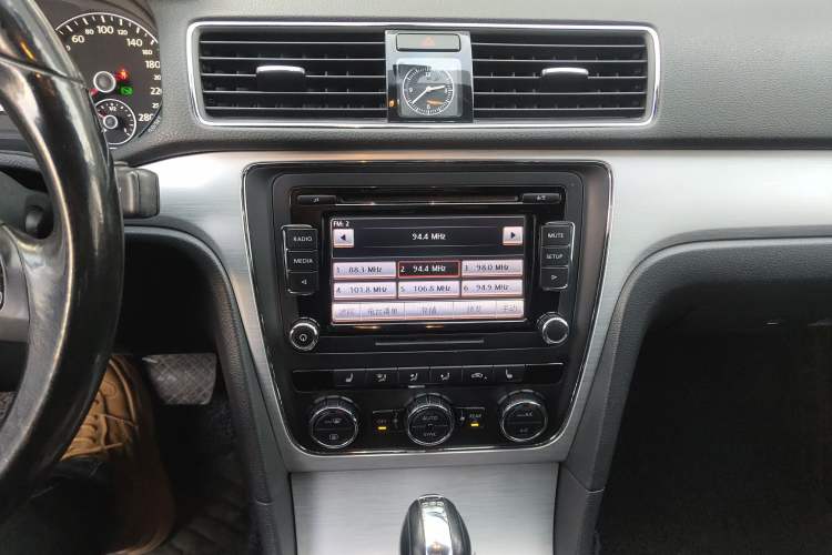 Used Volkswagen Passat 2013 1.8TSI DSG Prestige Edition Audio And AC Panel