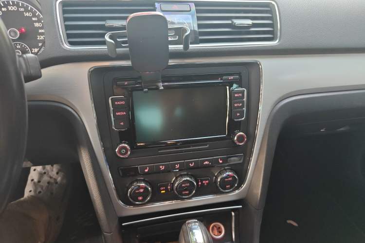 Used Volkswagen Passat 2013 1.8TSI DSG Prestige Edition Audio And AC Panel