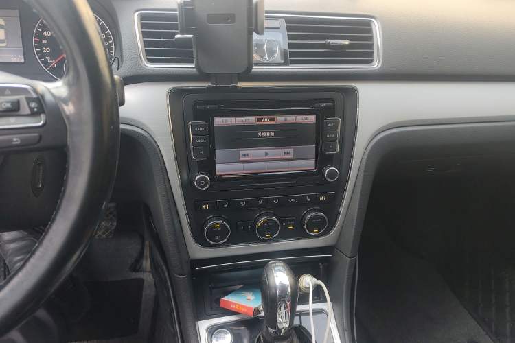 Used Volkswagen Passat 2013 1.8TSI DSG Prestige Edition Audio And AC Panel