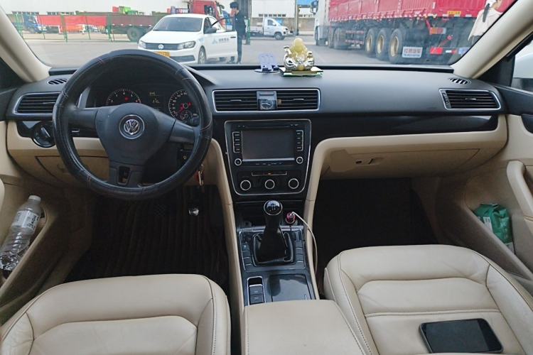 Used Volkswagen Passat 2013 1.4TSI Manual Luxury Edition Center Console