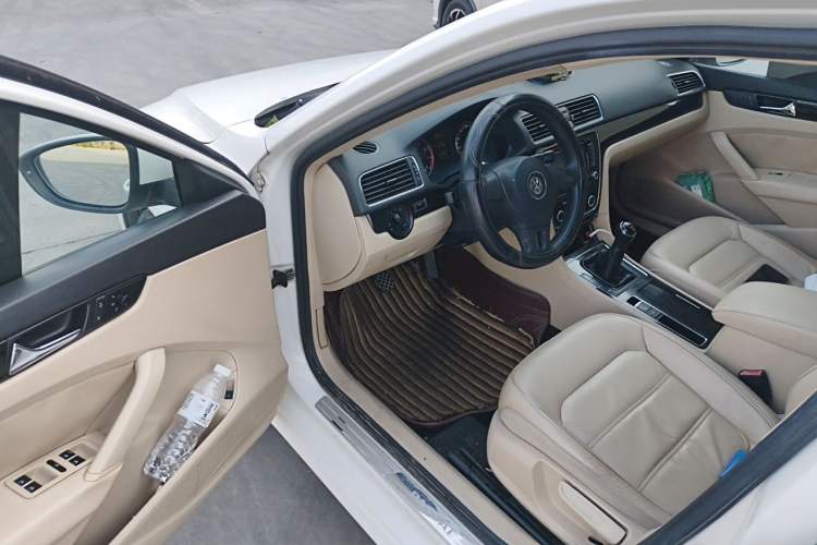 Used Volkswagen Passat 2013 1.4TSI Manual Luxury Edition Driver Seat