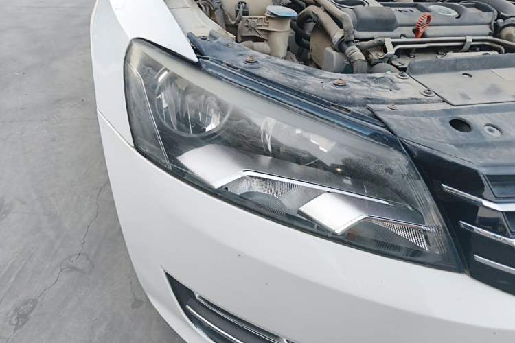 Used Volkswagen Passat 2013 1.4TSI Manual Luxury Edition Right Front Headlight