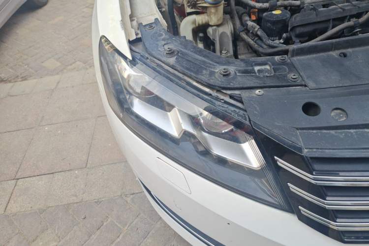 Used Volkswagen Passat 2013 1.8TSI DSG Prestige Edition Right Front Headlight