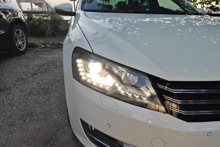 Used Volkswagen Passat 2013 1.8TSI DSG Prestige Edition Right Front Headlight