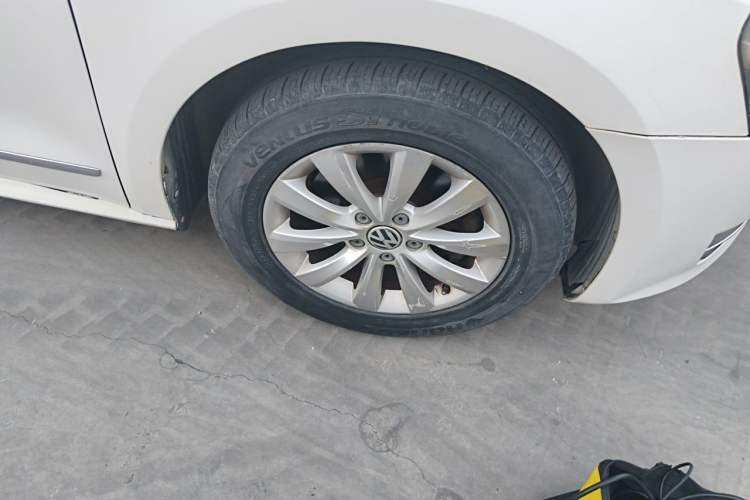 Used Volkswagen Passat 2013 1.4TSI Manual Luxury Edition Right Front Wheel Hub