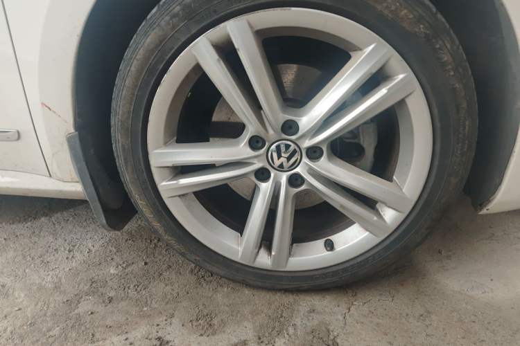 Used Volkswagen Passat 2013 2.0 TSI DSG Prestige Edition Right Front Wheel Hub