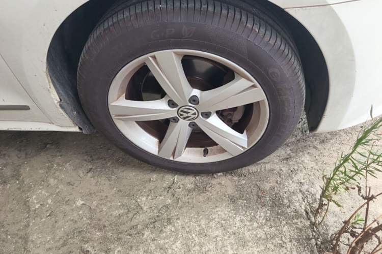 Used Volkswagen Passat 2013 1.8TSI DSG Prestige Edition Right Front Wheel Hub