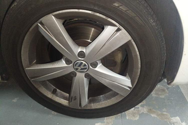 Used Volkswagen Passat 2013 1.8TSI DSG Prestige Edition Right Front Wheel Hub