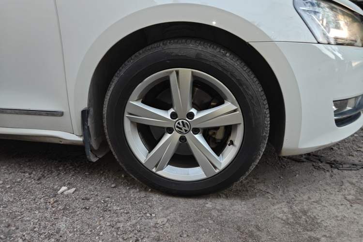 Used Volkswagen Passat 2013 1.8TSI DSG Prestige Edition Right Front Wheel Hub