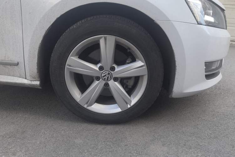 Used Volkswagen Passat 2013 1.8TSI DSG Prestige Edition Right Front Wheel Hub