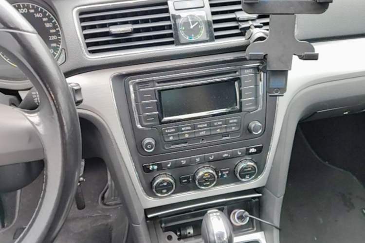 Used Volkswagen Passat 2013 1.8TSI DSG Prestige Edition Audio And AC Panel