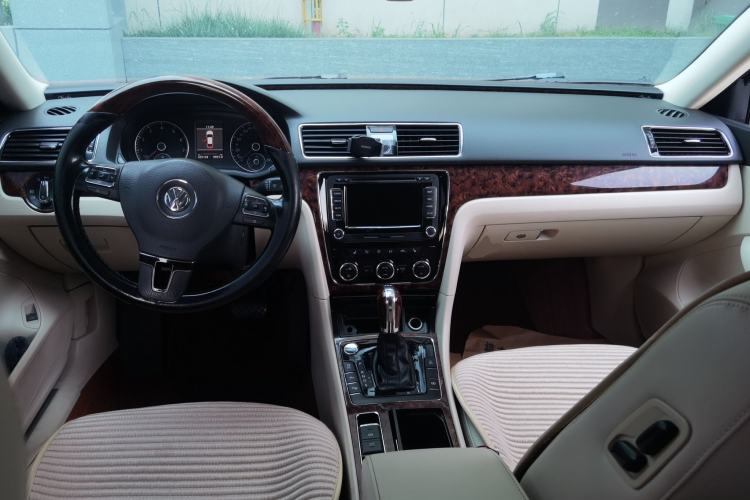 Used Volkswagen Passat 2013 2.0 TSI DSG Ultimate Edition Center Console