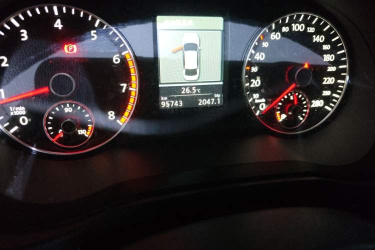 Used Volkswagen Passat 2013 1.8TSI DSG Prestige Edition Odometer Close Up