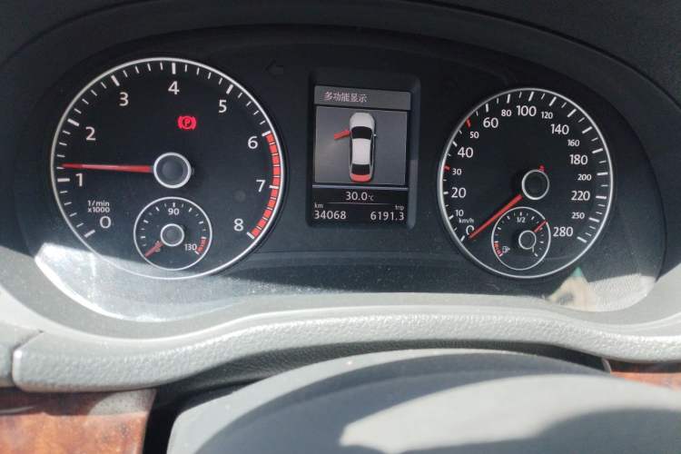 Used Volkswagen Passat 2013 1.8TSI DSG Prestige Edition Odometer Close Up