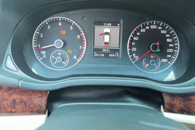 Used Volkswagen Passat 2013 2.0 TSI DSG Ultimate Edition Odometer Close Up