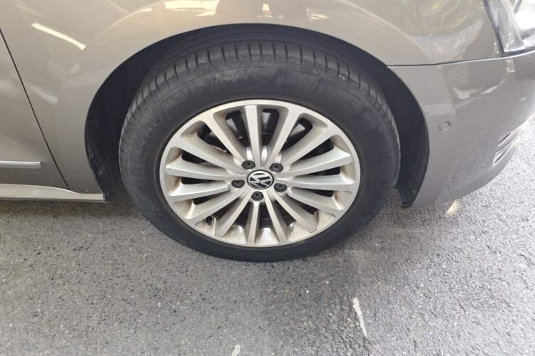 Used Volkswagen Passat 2013 1.8TSI DSG Ultimate Edition Right Front Wheel Hub