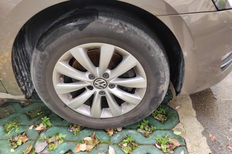 Used Volkswagen Passat 2013 1.8TSI DSG Prestige Edition Right Front Wheel Hub