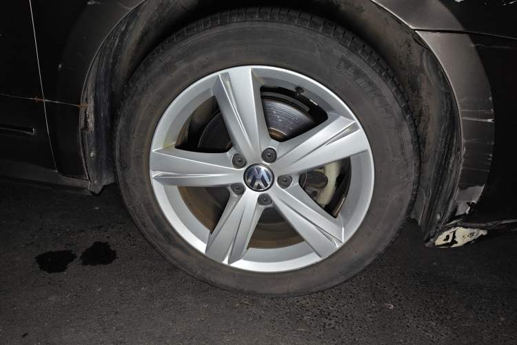 Used Volkswagen Passat 2013 1.8TSI DSG Ultimate Edition Right Front Wheel Hub