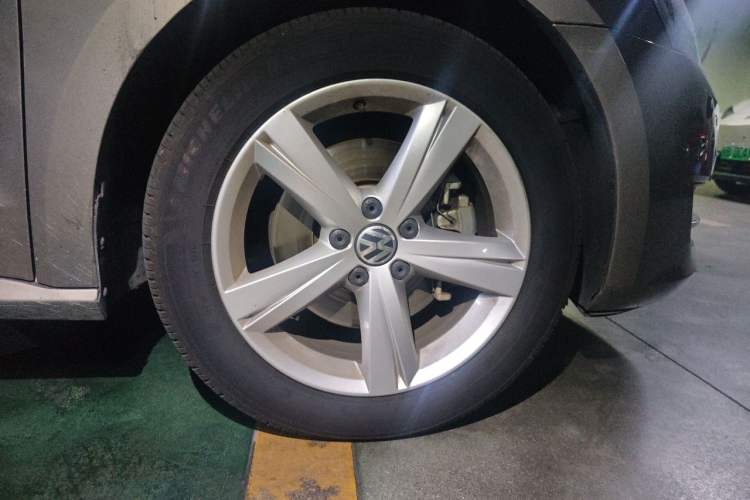 Used Volkswagen Passat 2013 1.8TSI DSG Prestige Edition Right Front Wheel Hub
