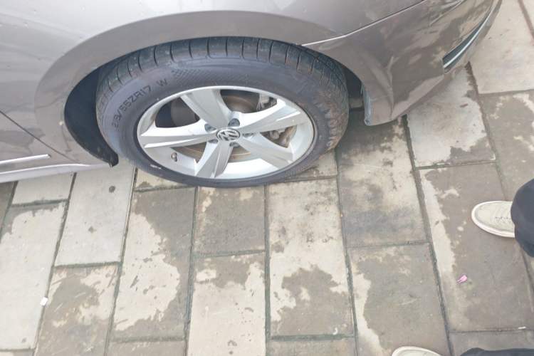 Used Volkswagen Passat 2013 1.8TSI DSG Prestige Edition Right Front Wheel Hub