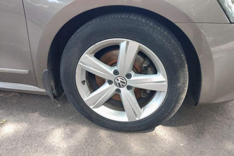 Used Volkswagen Passat 2013 1.8TSI DSG Prestige Edition Right Front Wheel Hub