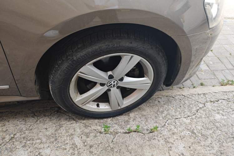 Used Volkswagen Passat 2013 1.8TSI DSG Prestige Edition Right Front Wheel Hub