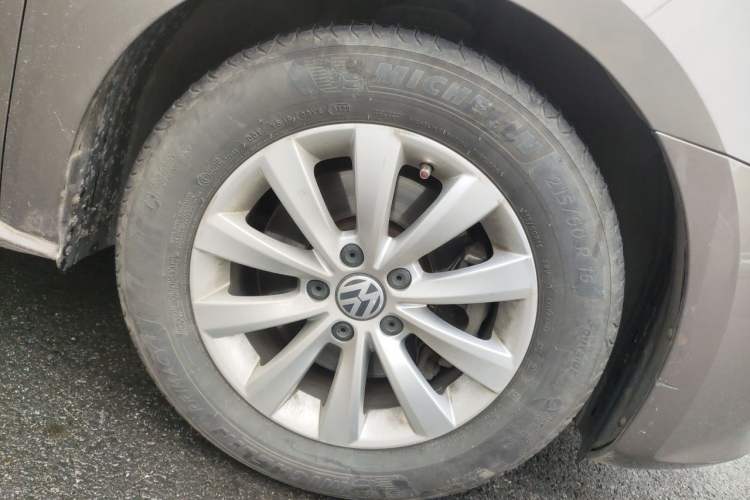 Used Volkswagen Passat 2013 1.8TSI DSG Prestige Edition Right Front Wheel Hub