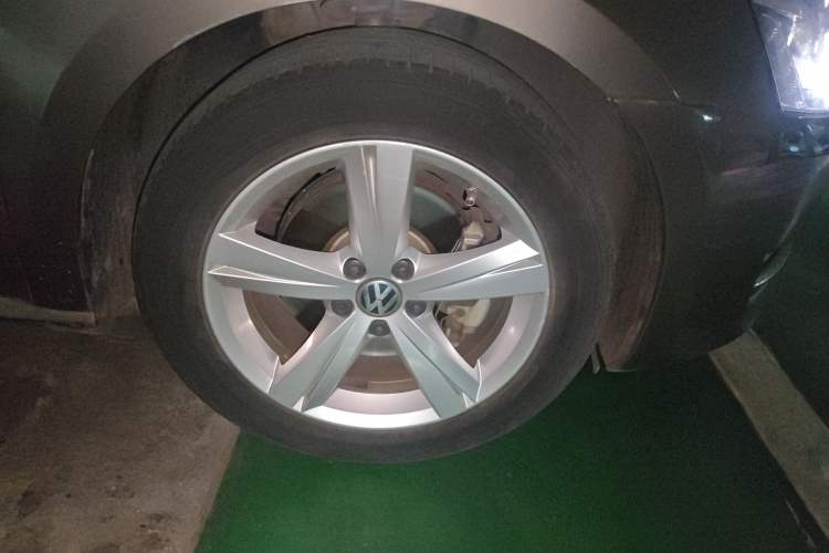 Used Volkswagen Passat 2013 1.8TSI DSG Prestige Edition Right Front Wheel Hub