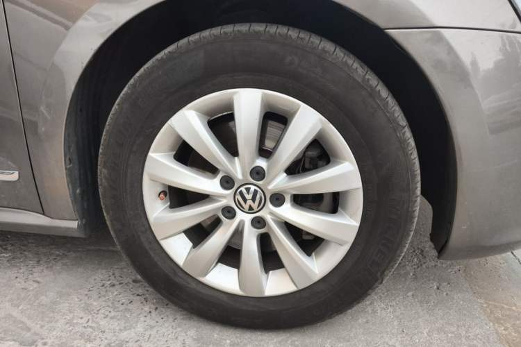 Used Volkswagen Passat 2013 1.8TSI DSG Prestige Edition Right Front Wheel Hub