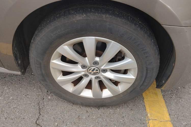 Used Volkswagen Passat 2013 1.8TSI DSG Prestige Edition Right Front Wheel Hub