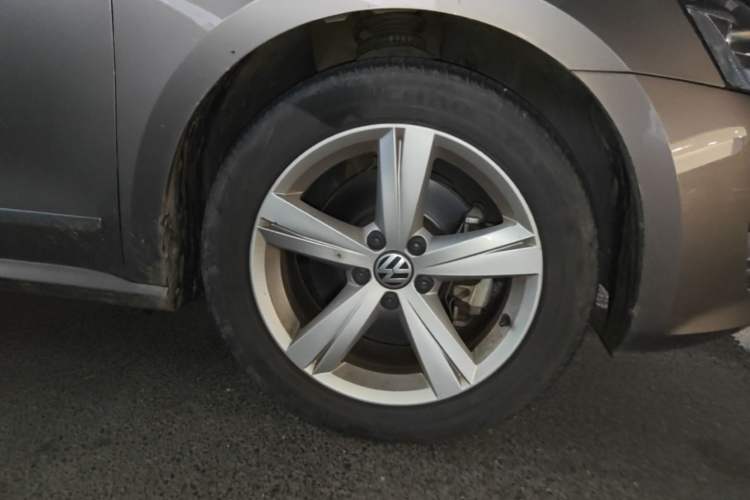 Used Volkswagen Passat 2013 1.8TSI DSG Prestige Edition Right Front Wheel Hub