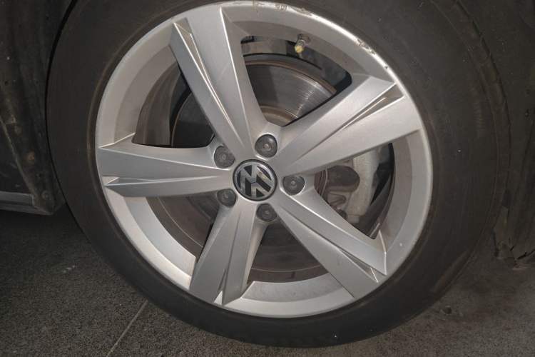 Used Volkswagen Passat 2013 1.8TSI DSG Prestige Edition Right Front Wheel Hub
